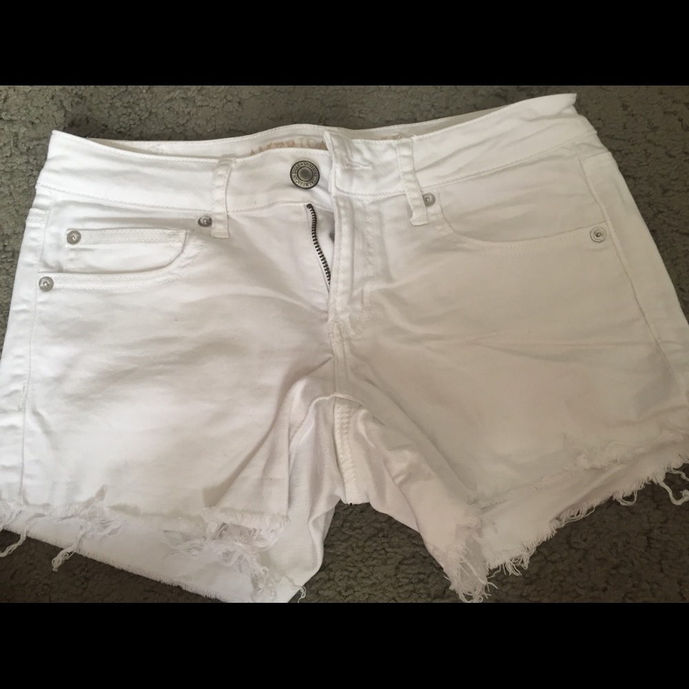White American Eagle shorts